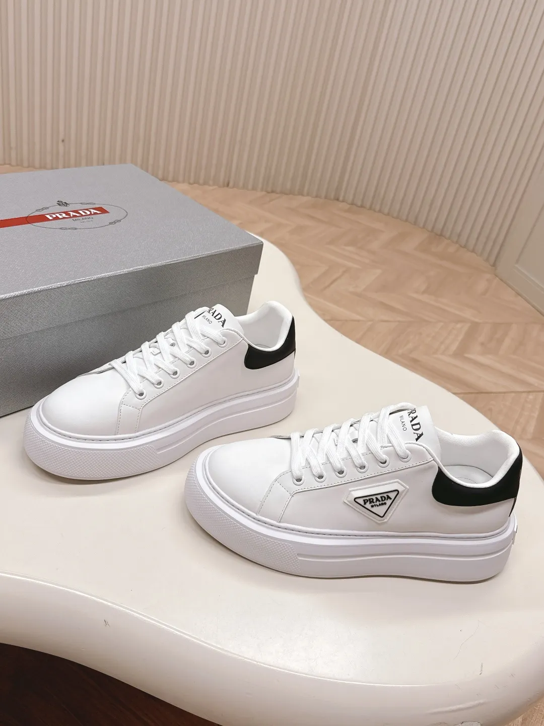 👟👟Ex-factory price 600👟👟 Prada 25ss new casual white shoes, couple style 👫 P fashion white shoes, re-released, high-quality shipments, elegant and generous, comfortable on the feet, super classic, super light and comfortable on the feet Fabric: silky cowhide Lining: water-dyed sheepskin lining + genuine leather foot sole: EVA outsole Code number: 35-45 (40 for women, 45 for men, customized)
